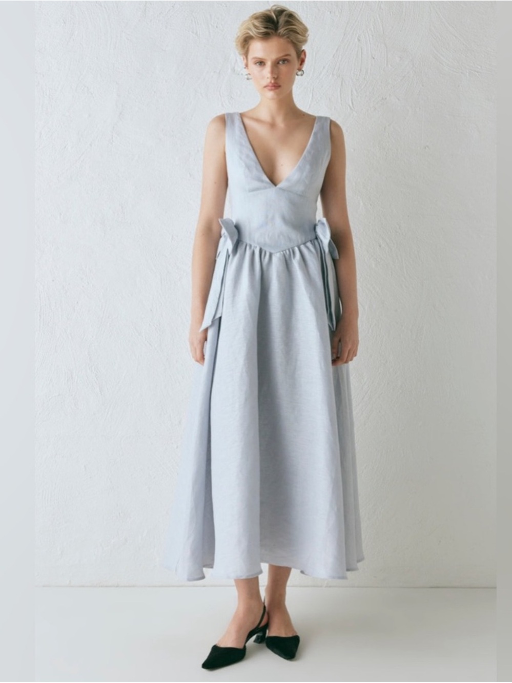 VRG GRL Daphne Linen Midi Dress - Powder Bows V Neck